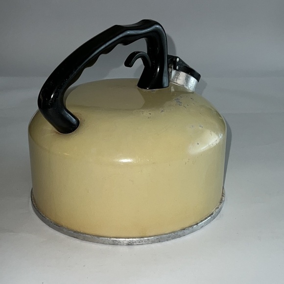 MID CENTURY MODERN MIRRO 2 1/2 Quart Kettle Tea Pot Yellow Enamel Vintage - Picture 2 of 5